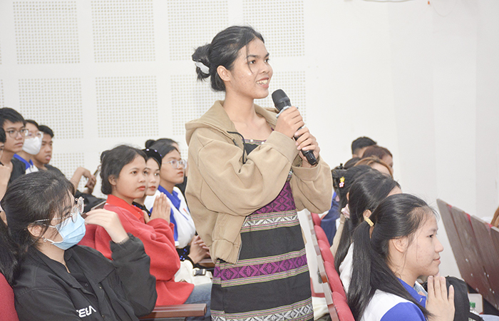 Sinh viên Ka Thuyên (dân tộc Mạ) phát biểu tại buổi Tọa đàm